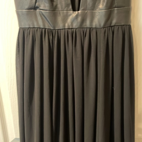 Vixen Deep V-Dress - Picture 4 of 9